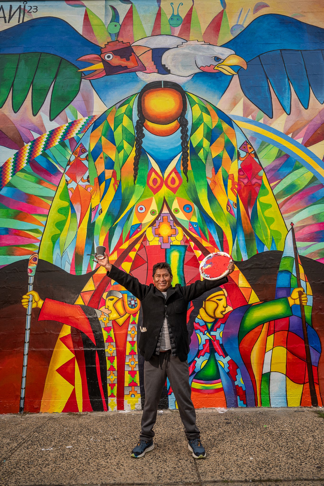 Roberto “Mamami Mamani” in front of his depiction of “Pachamamama,” on top the condor (south) and the eagle (north). Photo credit: Bryan Karl Lathrop.