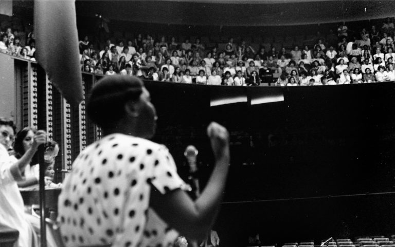 Image: Federal deputy Benedita da Silva, the only black parliamentarian to be a member of the National Constituent Assembly, addresses the National Congress during the delivery of the Letter from Brazilian Women to the Constituents. Credits: National Archives of Brazil.