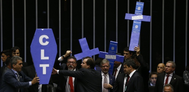 Opposition MPs protest against the reform before the vote on the bill Credits: Pedro Ladeira/Folhapress.